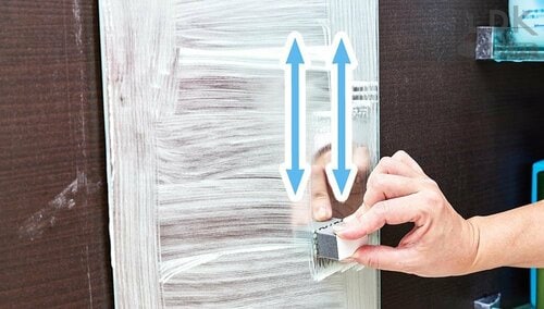 STEP4：パッドなどで縦にこする 鏡用ウロコ落としおすすめ イメージ