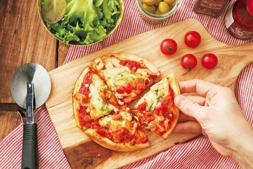 トマト感がすごすぎる！ファミマのマルゲリータピッツァ イメージ