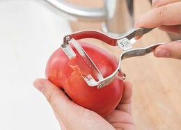 【まるで職人技】硬いものも柔らかいものも“薄くスッと剥ける”ピーラー