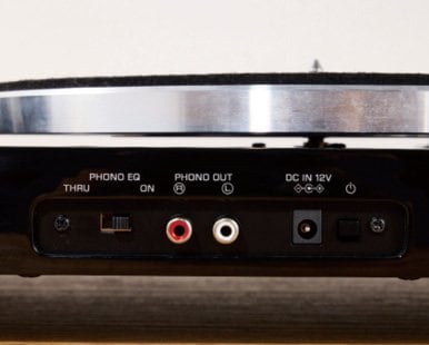 ボタンや端子はシンプルな構成 レコードプレーヤーおすすめ イメージ