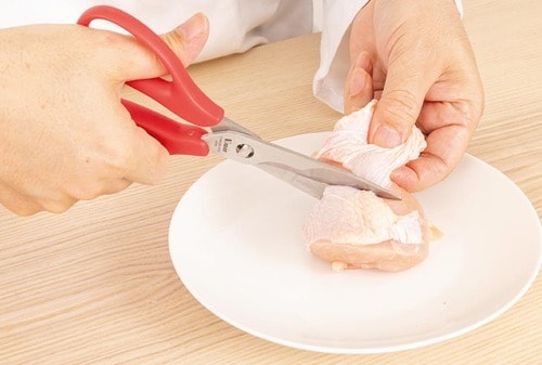 圧倒的な切れ味で鶏むね肉が切れる キッチンバサミおすすめ イメージ