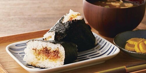 海苔と肉そぼろの醤油が一体に! 名店の最高峰 ぼんごのおにぎり「卵黄+肉そぼろ」おすすめ イメージ