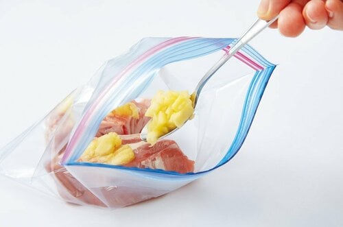 冷凍＆パイナップルの酵素で 骨付き肉がスッとはがれます！ イメージ3