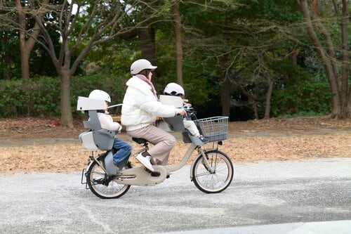 走行時は子どもも親もヘルメットを着用！ 電動アシスト自転車おすすめ イメージ