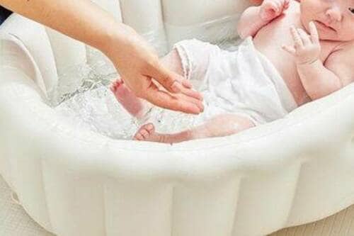 ずり落ちガードの形状が絶妙 ベビーバスおすすめ イメージ