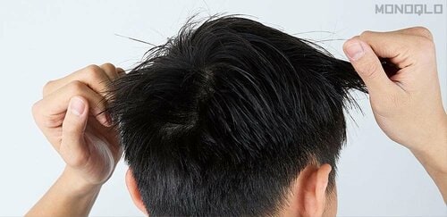 使い方2:毛先を中心にダメージの気になるところへ塗り広げる メンズヘアオイルおすすめ イメージ