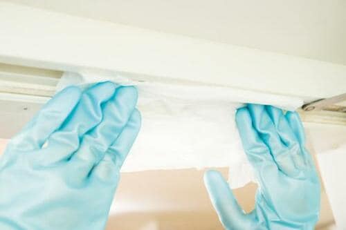 パッキンのカビは「カビ取り剤をティッシュで密着」で取り払う！ イメージ2