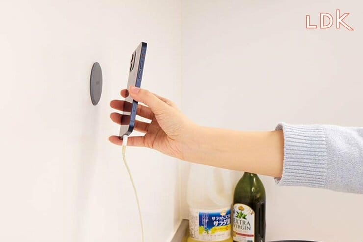 調理中、スマホはどこに置いてる？ 水まわりの充電は壁にくっつけるのが正解でした【LDK】