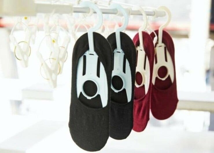 【ダイソー・キャンドゥ】洗う・収納がラクになる!? 100均“ソックスハンガー”ってどうですか？｜『LDK』が試しました