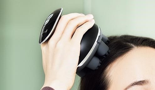 STEP4：かたくなった頭頂部は最後にケア！ ヘッドマッサージャーおすすめ イメージ