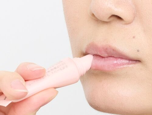 使用感:すべるように塗れてノンストレス リップエッセンスおすすめ イメージ