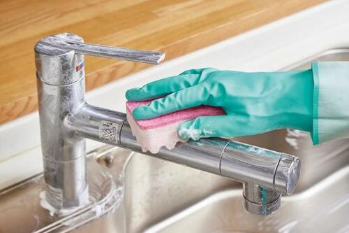 4：スポンジで蛇口に塗り広げてこする イメージ