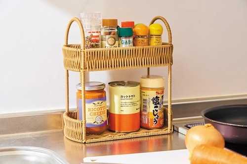 スパイス調味料やビンなど並べて整理整頓できる スリーコインズおすすめ イメージ