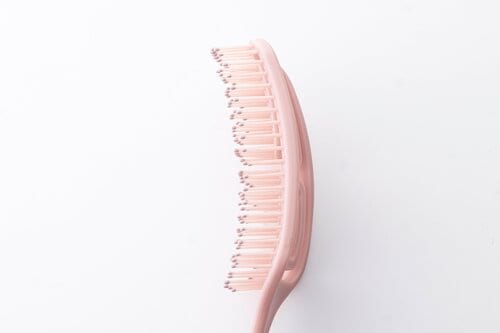 アーチ状ブラシが頭の形に密着 ヘアブラシおすすめ イメージ2