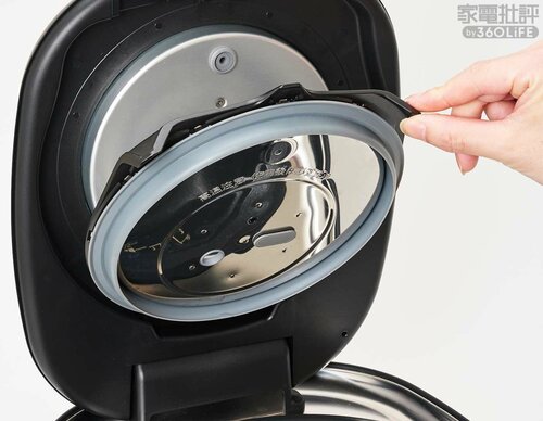 お手入れ:フタは磁石式で外しやすい 高級炊飯器おすすめ イメージ