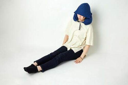 無印良品「フィットするネッククッション・フード付」2