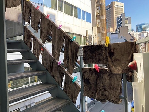 泥に浸して乾かした綿のタオルを各製品で洗浄 ハンディ高圧洗浄機おすすめ イメージ