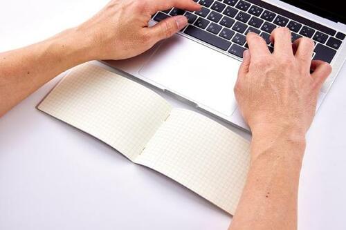 PC手前スペースを有効活用できる「isshoni. ノート デスクリスト」 イメージ2