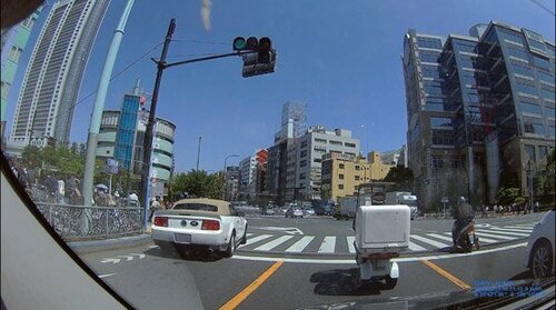 極めて重要な「信号の色」。 これが映るドラレコが必須です イメージ