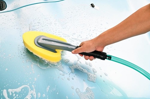 ゴムホースを接続して水出し洗車が可能 洗車スポンジおすすめ イメージ