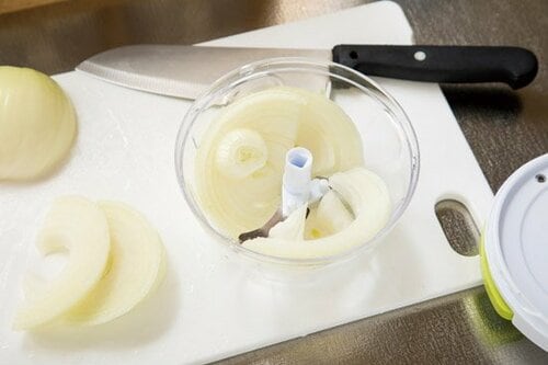 ヒモを引っぱるだけ！通販で人気のみじん切り器 イメージ