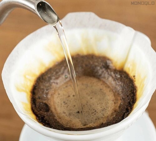 2:その後3回に分けてお湯を注ぐ コーヒードリッパーおすすめ イメージ2