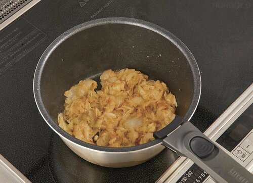 6：油が馴染んだら、中火で水分を飛ばしていく 炒め玉ねぎおすすめ イメージ