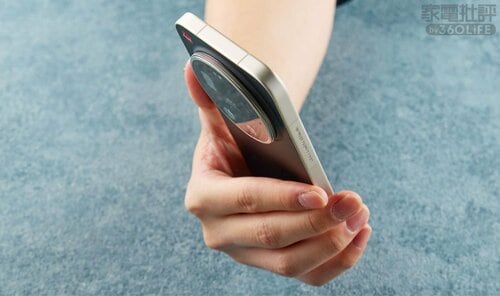 上部のカメラに重心があり重さを感じる ハイエンドスマホおすすめ イメージ