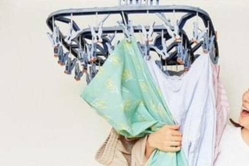 2:洗濯物を1つにまとめて片手で引っ張る イメージ