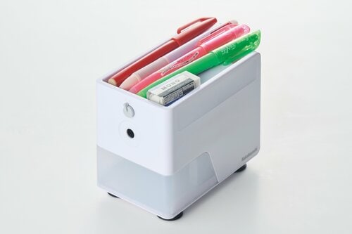 本体の天面が凹んでいるので、文房具を“ちょい乗せ”できます 電動鉛筆削りおすすめ イメージ