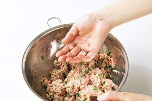 手につく脂とニオイにさようなら!肉ごねを時短化できる便利アイテム