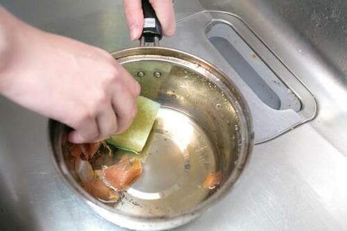 掃除ワザ3：こびりついた鍋の焦げは玉ねぎの皮で解消 イメージ2