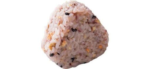 彩りもきれいな無印らしい一品五穀米ごはんの鮭おにぎり イメージ2