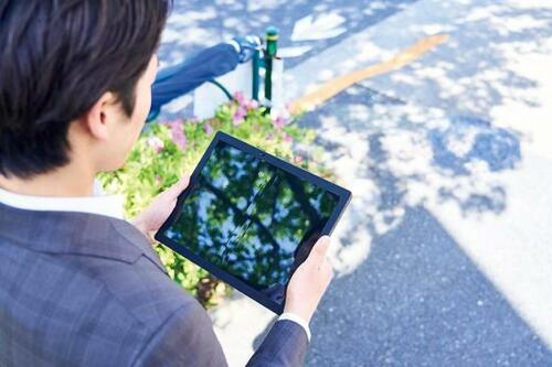 レノボ「ThinkPad X1 Fold」手で持っているところ