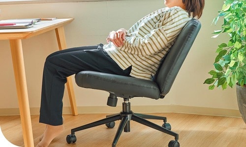 ココが買い：背もたれが倒れるから気分転換できる！ LOWYAの家具おすすめ イメージ