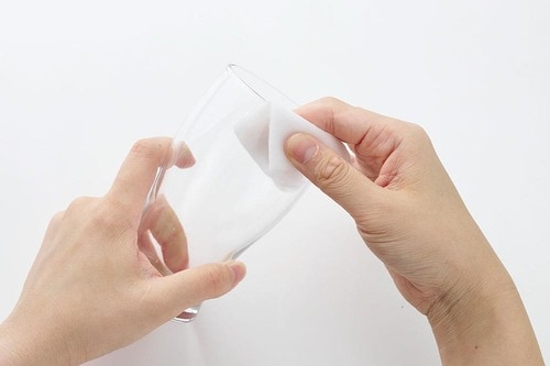 濡らしたコップを転がして、飲むときを再現 ピンクリップおすすめ イメージ