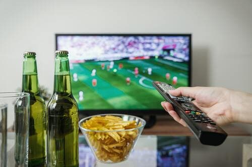 テレビでサッカーを見ている