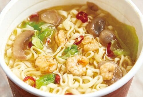 ［しお］あっさりだけどコクあり セブン「金の麺」は麺の絡みもよし！ イメージ5