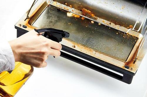 STEP1：滑りをよくするため水スプレーをかける イメージ