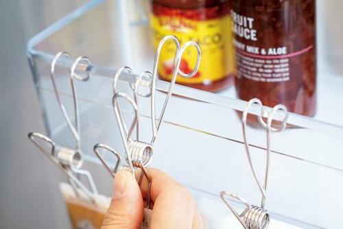 その⑤:チューブ調味料は無印のクリップで引っかけ収納