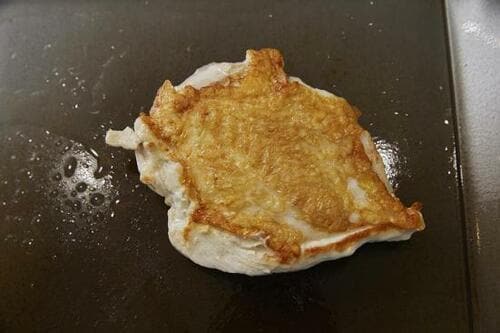 鶏肉は皮や肉がくっついてしまいひっくり返しにくい イメージ
