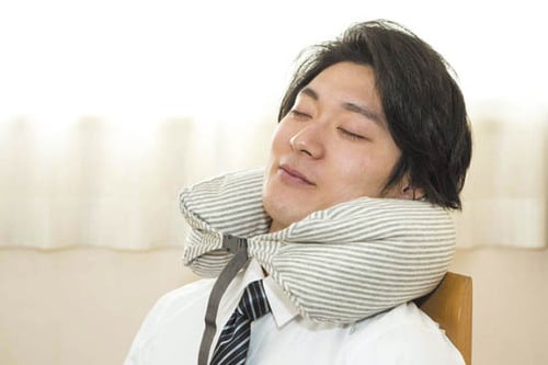 バスや飛行機での眠りにくさを解消する枕