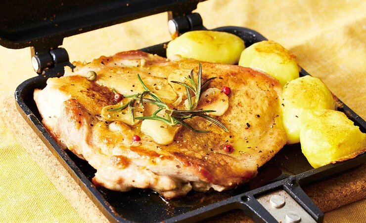 お酒のあてにいかが？ホットサンドメーカーで作るお好み焼き＆チキンステーキ