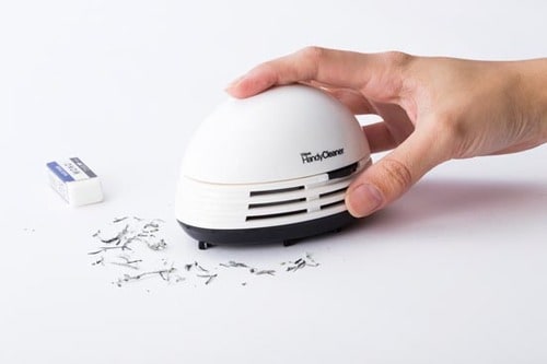 消しカスも食べこぼしも デスク用掃除機は便利！ イメージ