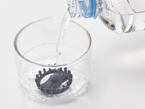 1:カップに水を入れる