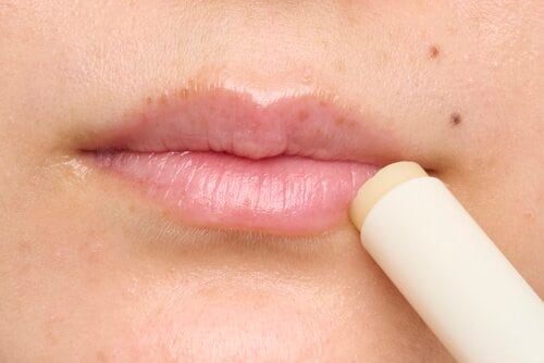 使用感:唇の上をスルスルすべるように塗れる UVカットリップクリームおすすめ イメージ