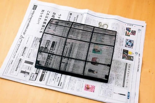 2:新聞紙を敷き、掃除機で吸う