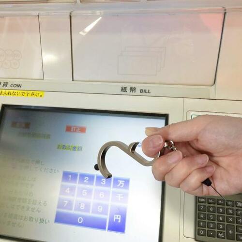 10位: コロナ禍ならではのカラビナ付きドアオープナー「ファイン」