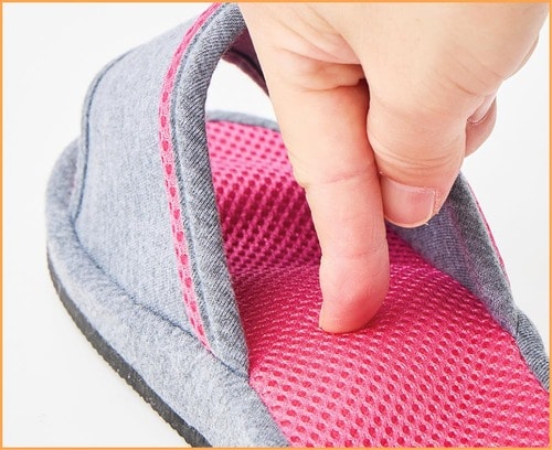 隆起部分がかたいから青竹踏み並みの刺激！ 健康スリッパおすすめ イメージ