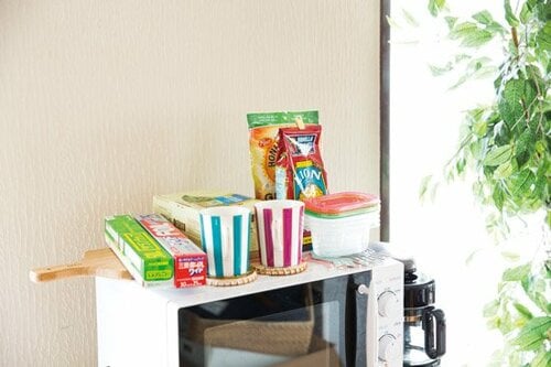 【シンクまわり収納①】小物類はレンジ上ラックにまとめて整理 イメージ